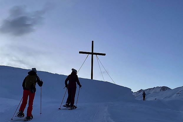 schneeschuwanderung-mit-fackeln-simmel-warth-am-arlberg1