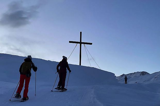 schneeschuwanderung-mit-fackeln-simmel-warth-am-arlberg1