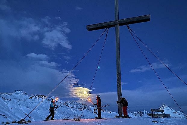 schneeschuwanderung-mit-fackeln-simmel-warth-am-arlberg7