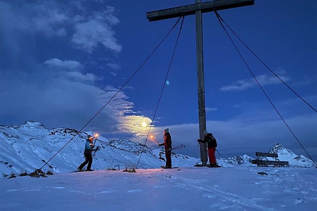 schneeschuwanderung-mit-fackeln-simmel-warth-am-arlberg7