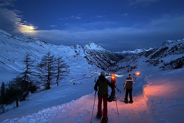 schneeschuwanderung-mit-fackeln-simmel-warth-am-arlberg8