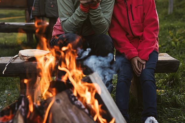 Wärmen am Lagerfeuer nach langer Wanderung in Warth am Arlberg