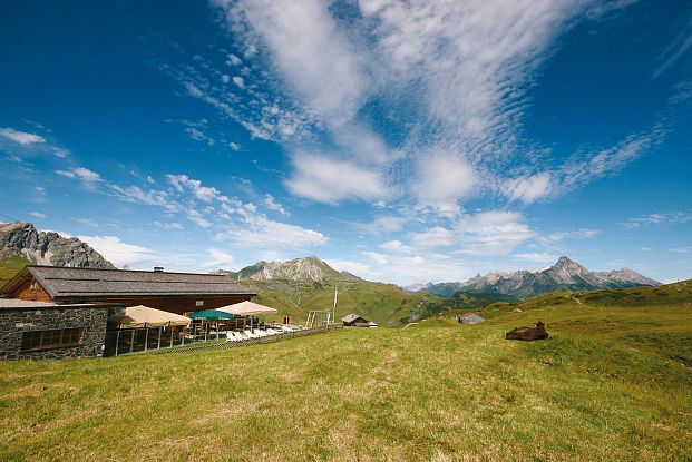 wanderhuette-hochalp-mit-einzigartiem-panorama-in-richtung-lechtaler-und-allgaeuer-alpen