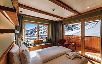 Einzelzimmer_superior_mit_Balkon_Skihotel_Blick_auf_die_Piste2
