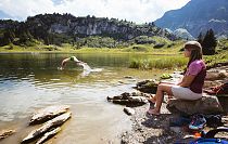 erfrischende-abkuehlung-in-der-natur-beim-wandern-nahe-dem-hotel-jaegeralpe-am-arlberg