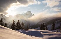 unberuehrte-naturlandschaft-im-winter-mit-blick-auf-bergspitzen-am-arlberg