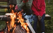 Wärmen am Lagerfeuer nach langer Wanderung in Warth am Arlberg