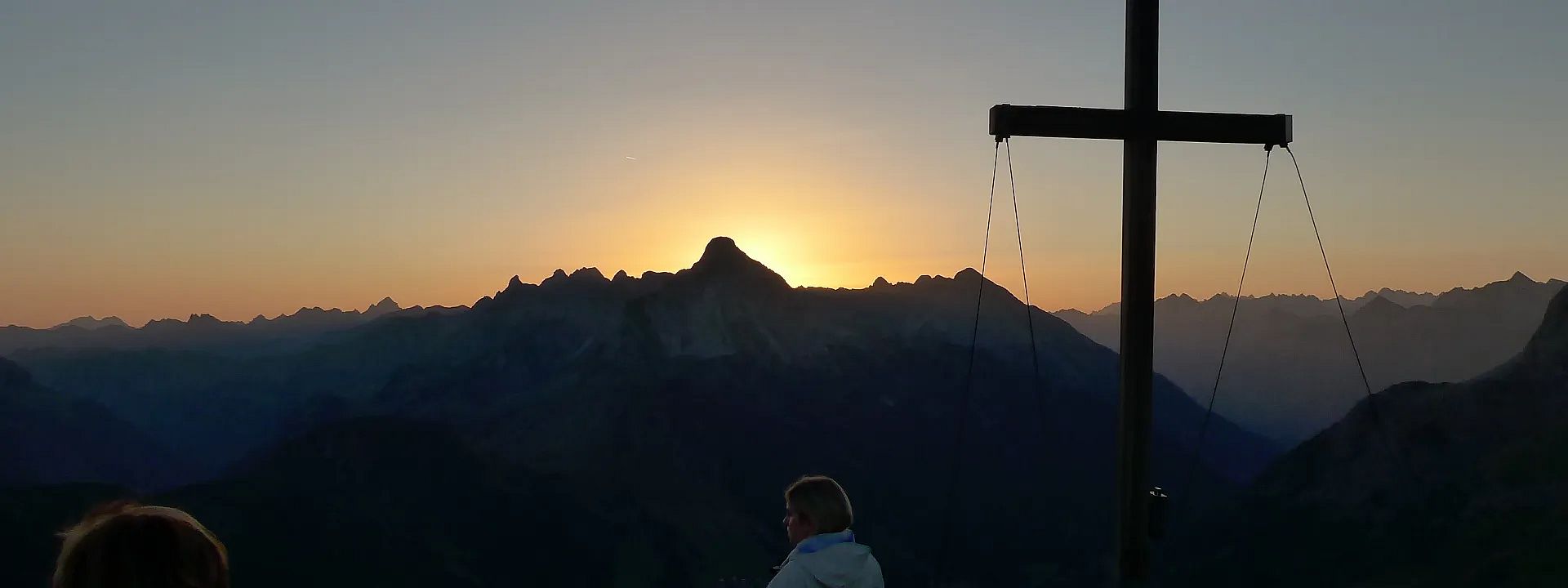 malerischer-sonnenuntergang-am-gipfelkreuz-vom-geishorn-in-warth-am-arlberg