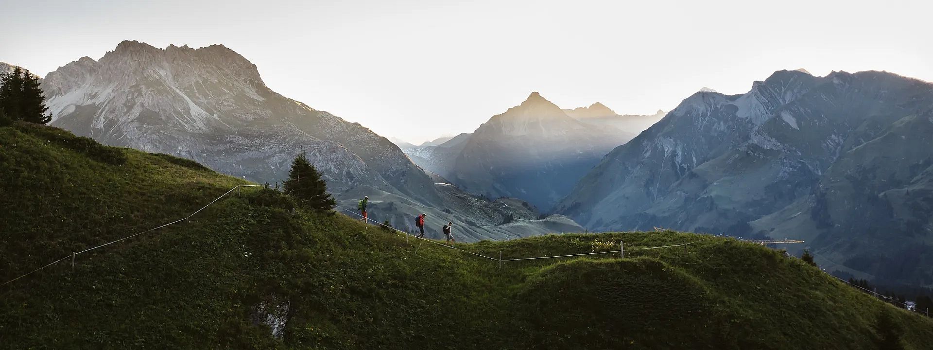 panoramalandschaft-beim-wandern-in-der-bergen-von-warth-schroecken