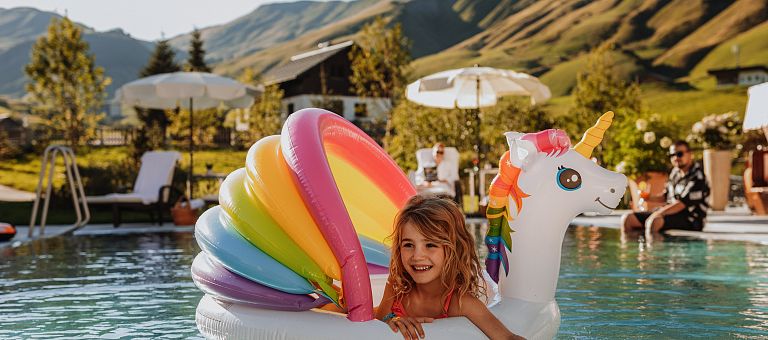 3aussenpool_jaegeralpe_blick_auf_den_widderstein_wanderhotel_best_alpine