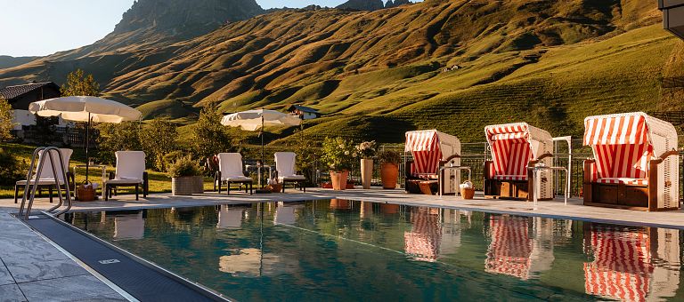 5aussenpool_jaegeralpe_blick_auf_den_widderstein_wanderhotel_best_alpine