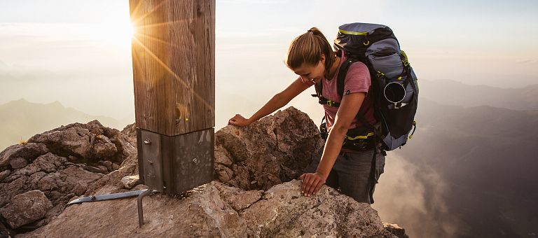 Am Gipfelkreuz nach langer Wanderung in Warth angekommen