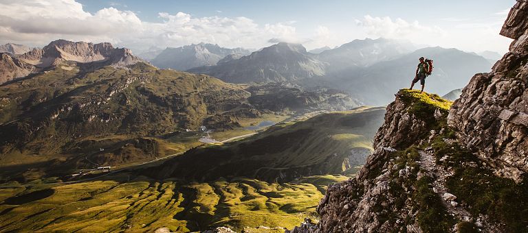 Atemberaubender Blick auf die Weiten der Berge