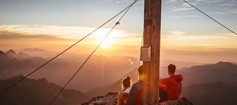 Atemberaubender Sonnenuntergang am Gipfelkreuz