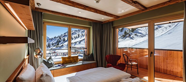 Einzelzimmer_superior_mit_Balkon_Skihotel_Blick_auf_die_Piste2