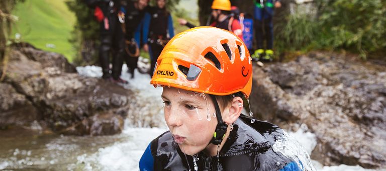 Erfrischender Bach bei Canyoning Tour mit der ganzen Familie