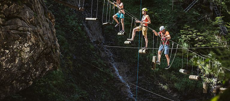 Freie Treppe im Hochseilgarten über dem Bach als Ausflug vom Hotel Jägeralpe