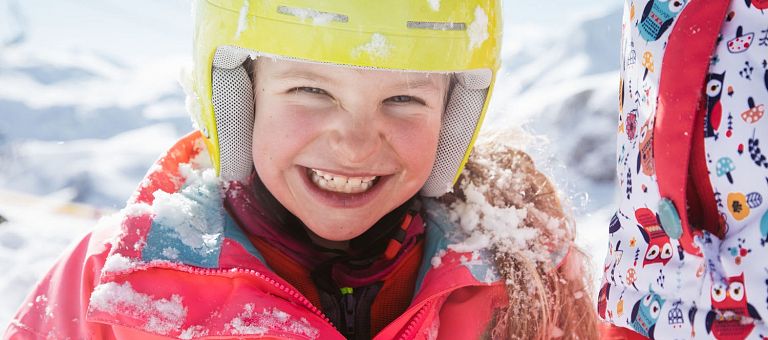 Freudige Gesichter der Kinder beim Skifahren am Arlberg