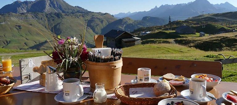 Frühstücken am Berg in der Hochalp Hütte