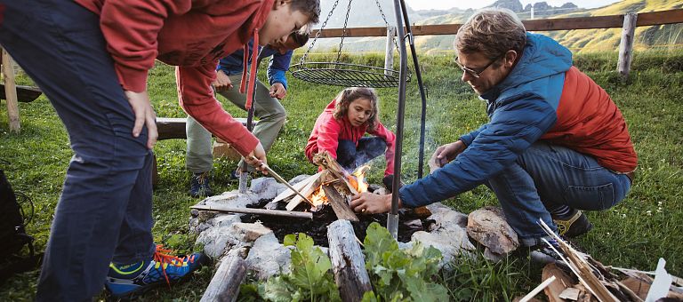 Grillen in der Natur nach Wanderung in Warth am Arlberg