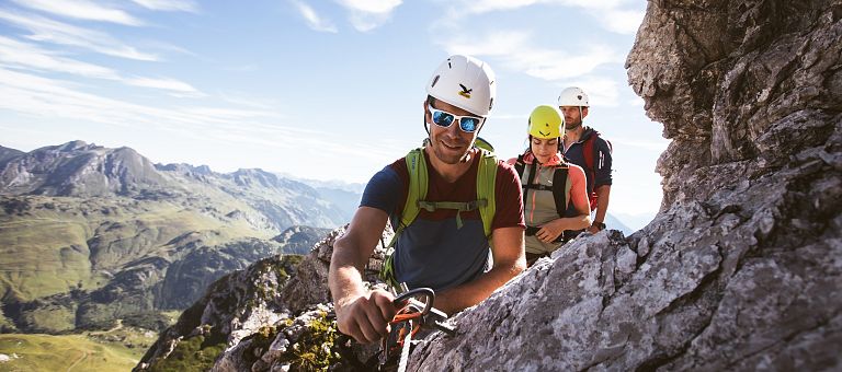 Gut gesichert den Klettersteig am Arlberg nahe dem Hotel Jägeralpe bezwingen