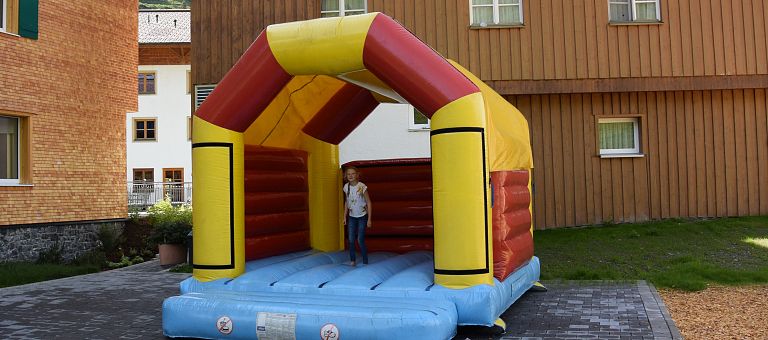 Hüpfburg am Spielplatz vom Hotel Jägeralpe