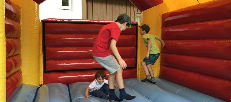 Hüpfburg am Spielplatz vom Hotel Jägeralpe