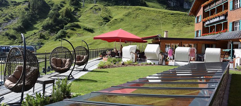 Idyllische Terrasse mit schönem Ausblick auf das Wandergebiet Warth-Schröcken