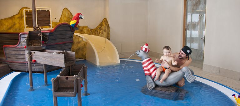 Kinderschwimmbecken mit Piratenschiff "Oskar's Pearl"