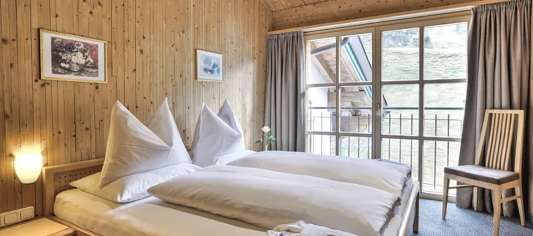 Komfort Plus Familiensuite Juppenspitze bietet komfortable Wohnatmosphäre und einen offenen Ausblick auf die malerische Landschaft von Warth am Arlberg
