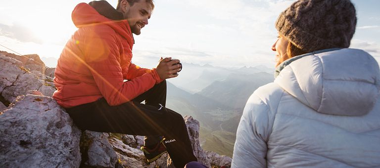 Kurze Verschnaufpause bei in luftigen Höhen in den Bergen