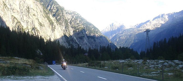 motorradtouren-durch-die-alpen-die-schoensten-alpenpaesse-hotel-jaegeralpe