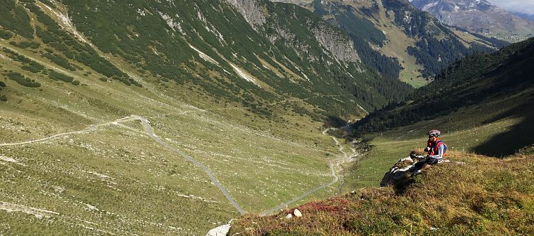 Rast mit Aussicht auf den Radweg nahe dem Hotel Jägeralpe in Warth am Arlberg