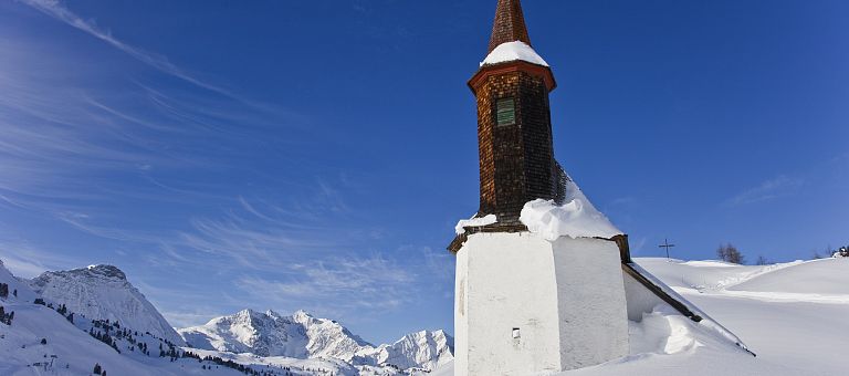 Schnee umhüllte Kapelle in Warth am Arlberg