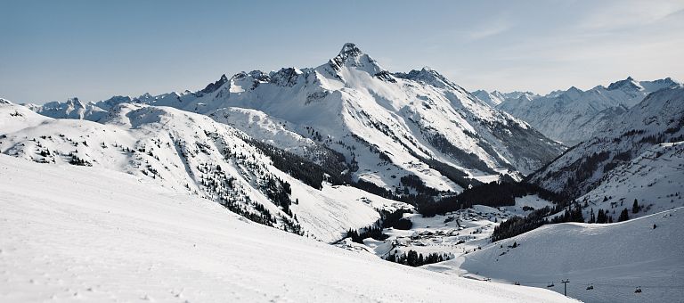 Schneebedeckte Bergspitzen im Skigebiet Warth-Schröcken nahe dem Hotel Jägeralpe