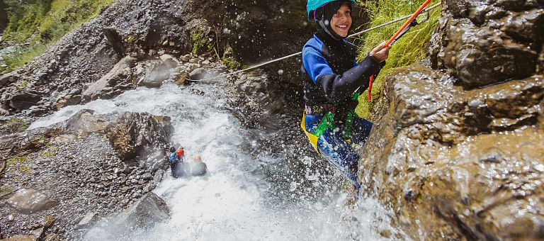 Selbstständiges Abseilen am Wasserfall in Warth am Arlberg