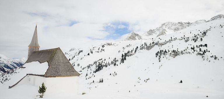 Simmel Kapelle bei Schnee in Warth am Arlberg