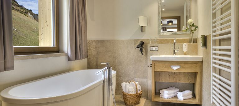 Suite Rothorn mit freistehender Badewanne und begehbarem Kleiderschrank für ein luxuriöses Wohngefühl am Arlberg