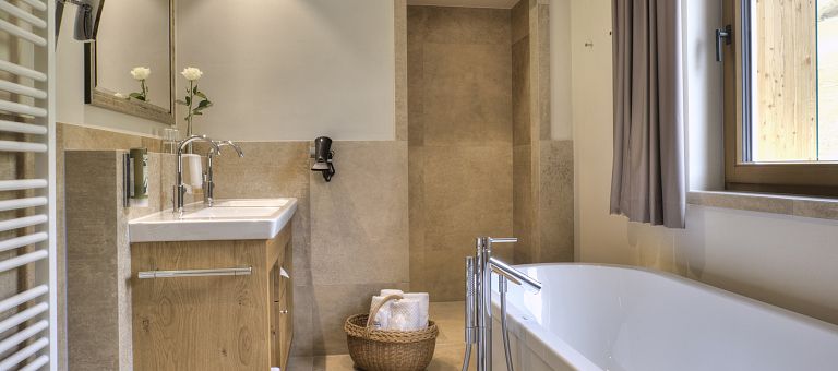 Suite Rothorn Superior mit freistehender Badewanne und begehbarem Kleiderschrank für ein luxuriöses Wohngefühl am Arlberg
