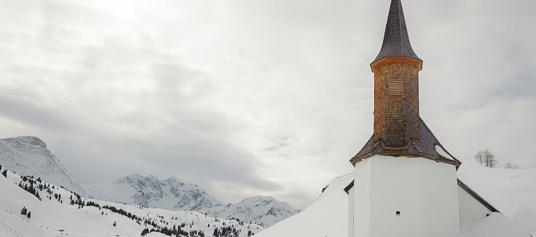 Verschneite Simmel Kapelle nahe dem Hotel Jägeralpe