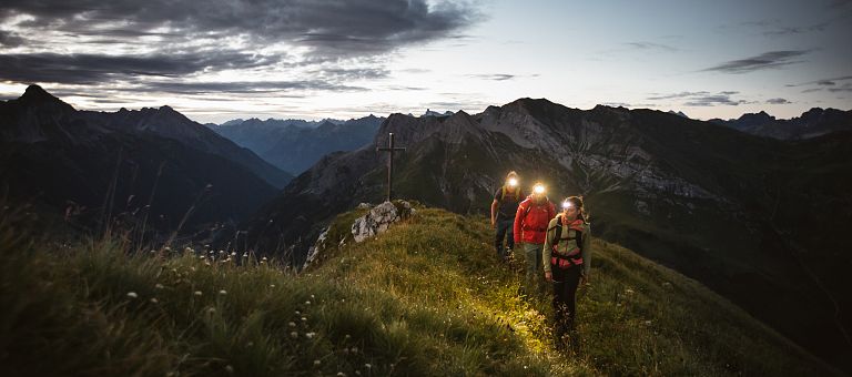 Wanderung mit Stirnlampen in der Nacht am Arlberg
