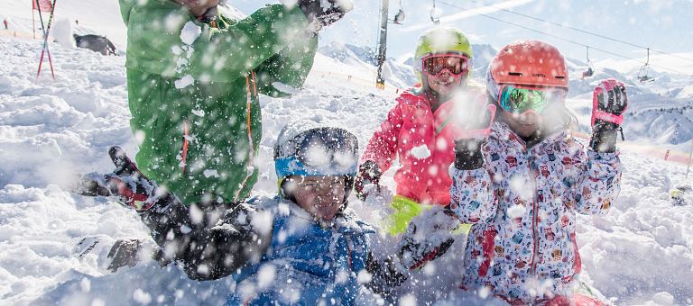 Winterzauber mit Kindern am Arlberg bei schönem Wetter
