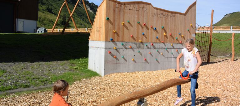 Wippschaukel am Spielplatz des Ski- und Wanderhotels Jägeralpe in Warth am Arlberg