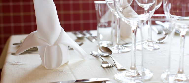 Wunderschöne Tischgedecke im gemütlichen Restaurant Jägeralpe