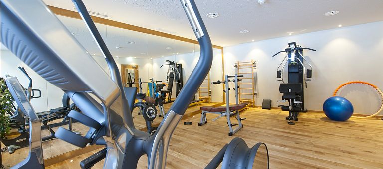 Zahlreiche Fitnessgeräte von Technogym für lange Workouts im Ski-und Wanderhotel Jägeralpe